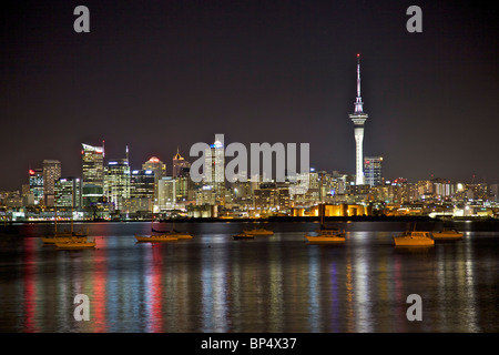 Auckland City Skyline bei Nacht, Nordinsel, Neuseeland. Stockfoto