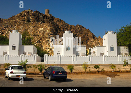 Neue Einfamilienhäuser unter einer alten Festung in der Peripherie von Muscat, Sultanat von Oman Stockfoto