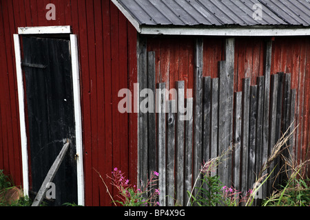 Traditionelle nordische Schuppen Nebengebäude mit reparierten schwarze Holztür unterstützt abblätternde alte Farbe, Aland Inseln, Finnland Stockfoto