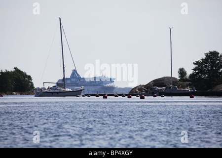 Silja Line Fähre übergibt Segelboote angedockt an Rödhamn in den Schären in Lemland auf Insel Aland in Finnland Stockfoto