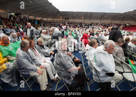 Menge im Regen Stimmen für die Ostsee (Röster för Östersjön) Andersudde Aland-Finnland August 2010 Stockfoto