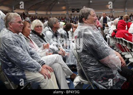 Menge im Regen Stimmen für die Ostsee (Röster för Östersjön) Andersudde Aland-Finnland August 2010 Stockfoto