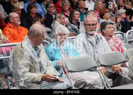 Menge im Regen Stimmen für die Ostsee (Röster för Östersjön) Andersudde Aland-Finnland August 2010 Stockfoto