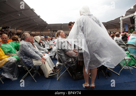 Menge im Regen Stimmen für die Ostsee (Röster för Östersjön) Andersudde Aland-Finnland August 2010 Stockfoto