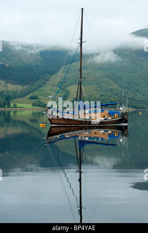 Ein schönes Segelboot am Loch Leven Stockfoto