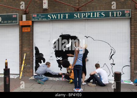 Jasper Goodall Grafik Streetart-Künstler machen ein Kunstwerk neue Goulston Street London E1. HOMER SYKES Stockfoto