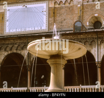 Italien Venedig Padua Piazza Erbe Brunnen & Sonnenuhr Stockfoto