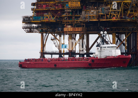 Ozean Mainport entlädt bei Tern A Stockfoto