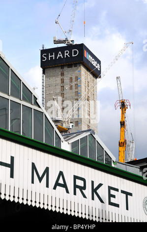 Die Scherbe im Bau mit Borough Market im Vordergrund Stockfoto