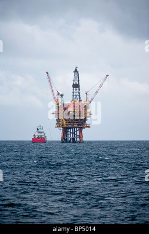 Ozean Mainport entlädt bei Tern A Stockfoto