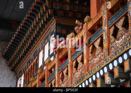 Sehr junge Mönche im Kloster Tashichho Dzong in Thimpu, Bhutan. Stockfoto