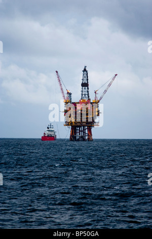 Ozean Mainport entlädt bei Tern A Stockfoto