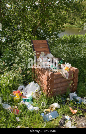 Wurf vom Abfallbehälter auf Parkplatz in ländlicher Umgebung übergreifen. Stockfoto