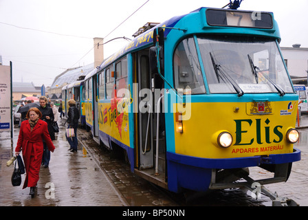 Sowjet-Ära Straßenbahn im Zentrum von Riga, Lettland im Baltikum. Stockfoto