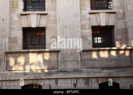 Blick auf die Seite der Christus Kirche Spitalfields mit Sonnenlicht reflektiert vom nahe gelegenen Fenster an der Wand, Tower Hamlets, London. Stockfoto