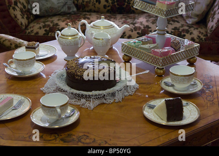 Cragside historisches Haus Northumberland UK - Innenraum - Teatime Ausstellung Stockfoto