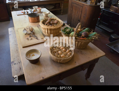 Cragside historisches Haus Northumberland UK - Innenraum - die Küche mit Kiefer Tisch und Modell (gefälschte) Lebensmittel Stockfoto