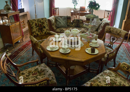 Cragside historisches Haus Northumberland UK - Innenraum - Teatime Ausstellung Stockfoto