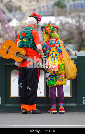 Bunt gekleidete Buskers innehalten und um das Wasser fließt unter Princes Bridge, Melbourne, Australien, auf dem Heimweg zu sehen. Stockfoto