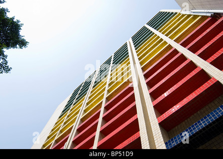 Farbenfrohe moderne Gebäude erstrecken sich auf blauen Himmel. Stockfoto