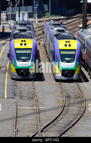 Moderne schnelle Dieselzügen erwartet Pflicht Stockfoto