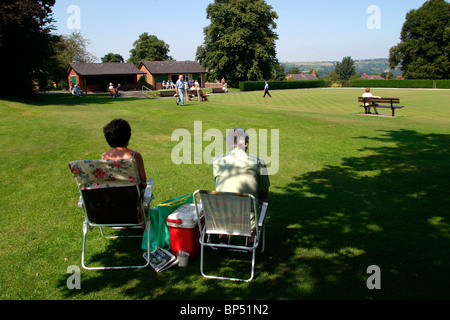 Großbritannien, England, Cheshire, Stockport, Marple, Memorial Gardens, Freizeit, ältere Paare beobachten Boccia-Spiel Stockfoto