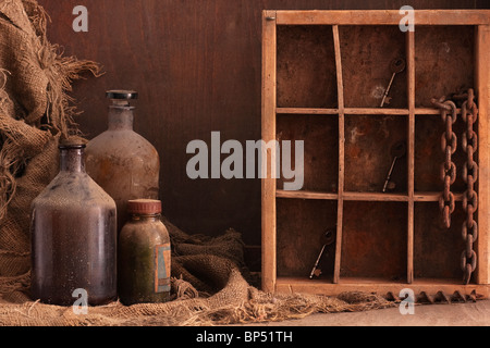 ein Stilleben Komposition mit alten staubigen Flaschen auf Holz Hintergrund, leeren Raum für text Stockfoto