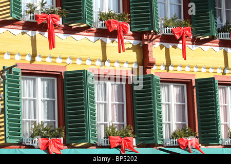 Verzierte Fenster und Blumenkästen in Grindelwald, Schweiz. Stockfoto