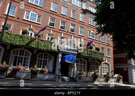 Die vordere Fassade und Haupteingang zum sehr beliebten Goring Hotel in Beeston Place in der Nähe von Buckingham Palace in London. Stockfoto