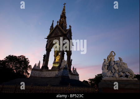 Das Albert Memorial im Londoner Kensington Gardens bei Sonnenuntergang. Stockfoto