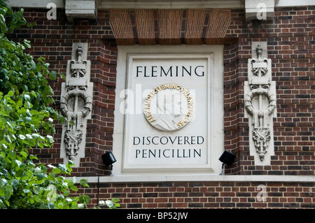 Sir. Alexander Fleming Penicillin Denkmal, close-up dekorative Architektur Porträt auf einer gemauerten Wand, London, UK, Europa, EU Stockfoto