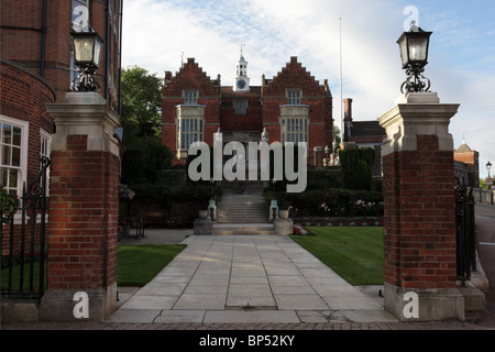 Schönen Abendlicht streichelt die Fassade der alten Schule Gebäude der Harrow School am Kirchhügel in Harrow. Stockfoto