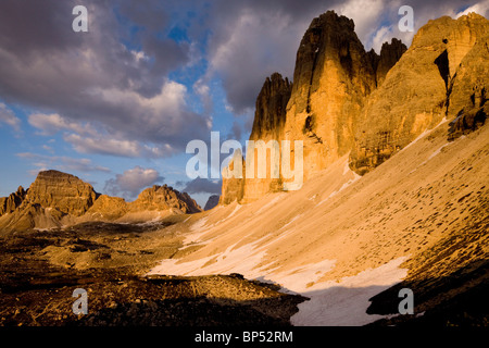 Der Tre Cime de Lavaredo oder die Gipfel der Drei Zinnen, im dramatischen Abendlicht, Dolomiten, Italien. Stockfoto