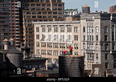 Arbeiter (Handwerker) bauen einen Wasserturm in Midtown Manhattan, New York City, USA 2010 Stockfoto