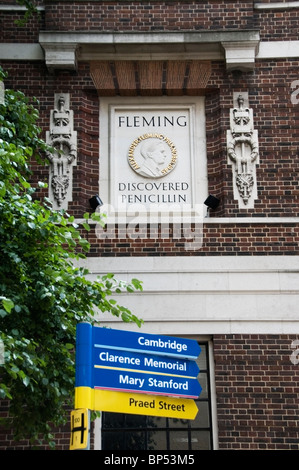 Sir. Alexander Fleming Denkmal, close-up ornamentalen Porträt auf Ziegelmauer und Str. Marys Krankenhaus-Schilder, London, UK, Europa, EU Stockfoto
