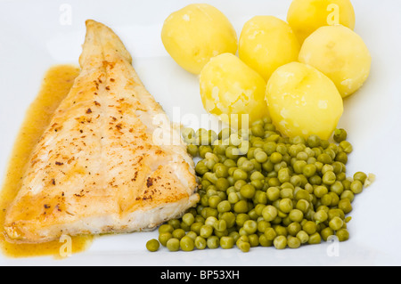 Neue Kartoffeln Erbsen A Filet von Scholle und Zitronensauce auf einem weißen Teller Stockfoto