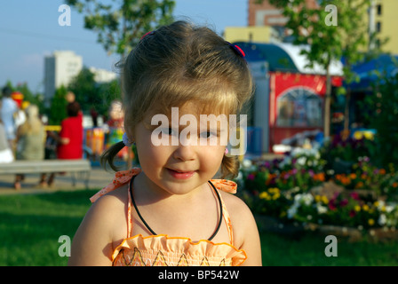 Kleines Mädchen im Park. Stockfoto