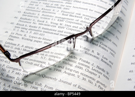 Brille Buch auflegen. Stockfoto