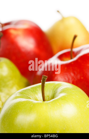 Äpfel und Birnen auf dem weißen Stockfoto