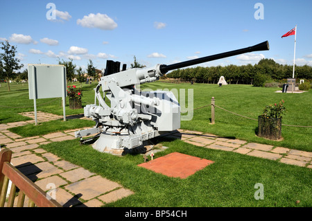 Denkmal für die defensiv ausgerüstete Handelsschiffe an der National Memorial Arboretum, Alrewas, Staffordshire, England Stockfoto