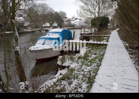 Boote vor Anker im Winter am Fluß Waveney Beccles suffolk Stockfoto