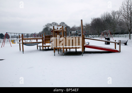 Ein Spielplatz im Schnee mit einem Klettergerüst Stockfoto
