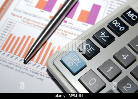 Taschenrechner, Stahl Stift und Finanzanalyse Bericht. Stockfoto