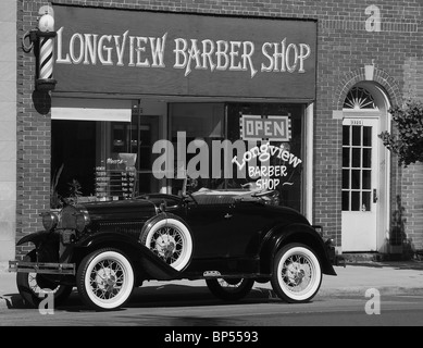 Vintage Model A Ford geparkt vor der alten Barber Shop USA Stockfoto