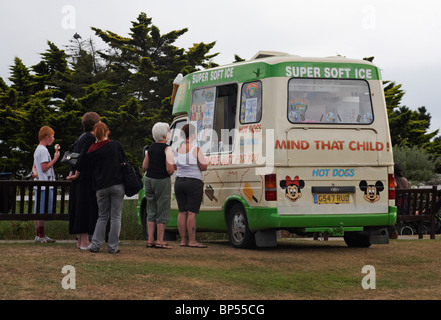 Kunden, die im August im Super Soft Ice Cream Van in Bournemouth, Dorset, Großbritannien, serviert werden Stockfoto