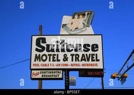 Das Retro Koffer Motel-Schild in Wildwood, New Jersey, spiegelt den klassischen Charme der Strandstadt entlang der Küste von Jersey wider. Stockfoto