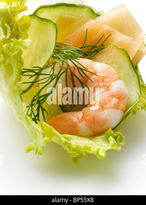 Eine Garnele Salat Gurkenscheiben mit dill Stockfoto