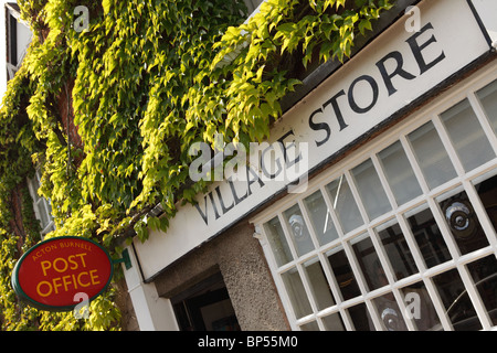 Dorfladen und angrenzenden Postamt Zeichen außerhalb des Ladens in Acton Burnell in Shrewsbury, Shropshire. Stockfoto