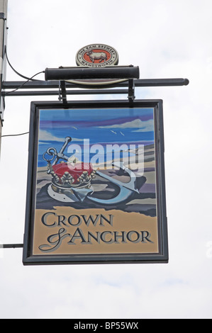 Melden Sie sich für das "Crown and Anchor" öffentlichen Haus, Dell Quay. Wahrscheinlich einmal das alte Zollhaus für Chichester Harbour. Stockfoto