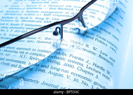 Brille auf finanzielle Buch verlegen. Stockfoto